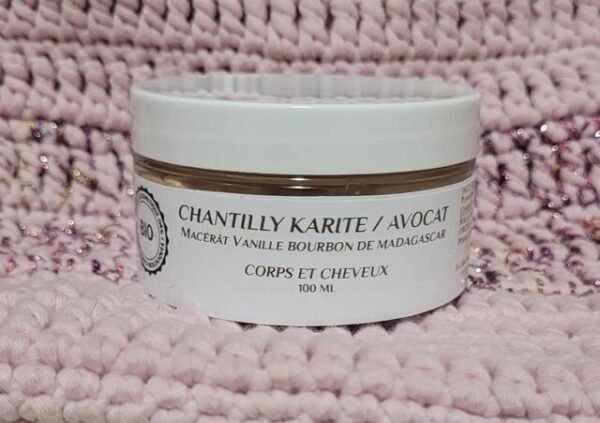 Chantilly servant de crème pour le visage et le corps